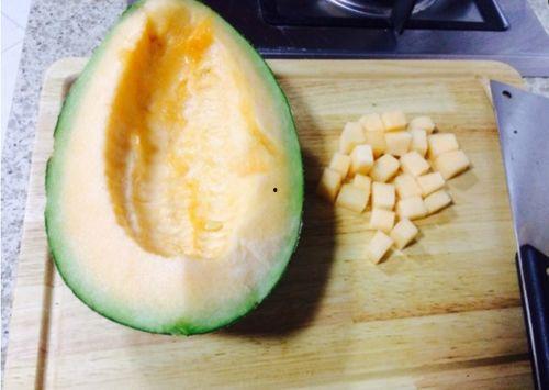 吃哈密瓜拍视频的网红,哈密瓜美食短视频，甜蜜滋味引关注