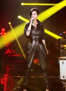 谭维维在奔跑吧穿丝袜,丝袜造型成焦点