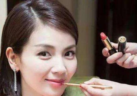 明星口红为什么不掉