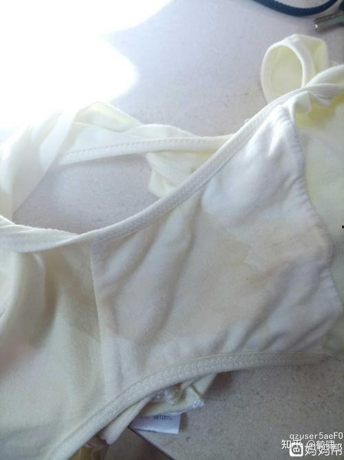 女孩尿裤子视频