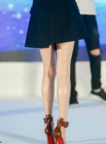 唐嫣丝袜动态,演绎时尚风采