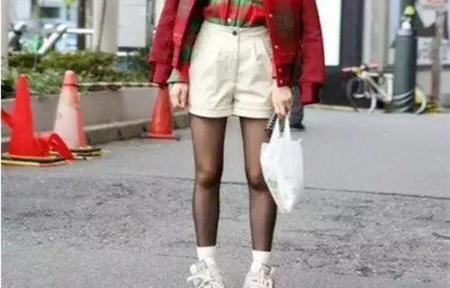 穿丝袜靴子很臭,丝袜靴子异味困扰？揭秘解决之道